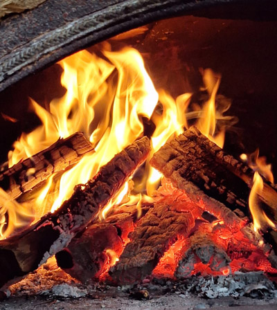 Feuer in unserem Lehmofen