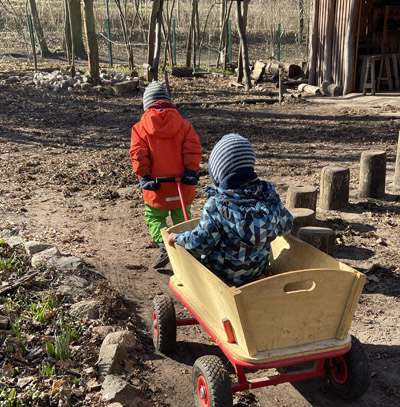 Kinder spielen in unserem Garten