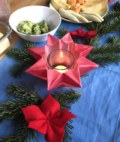 Gefaltete Laterne auf dem Weihnachtstisch