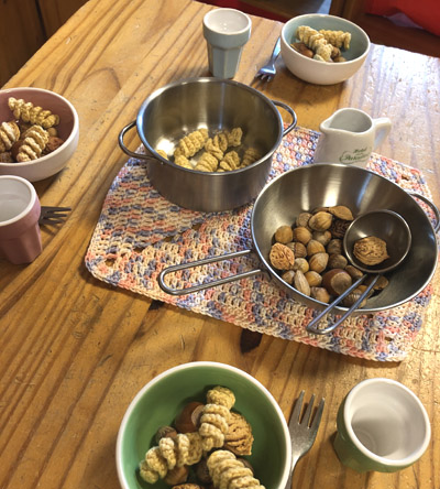 Nudeln kochen in der Puppenküche