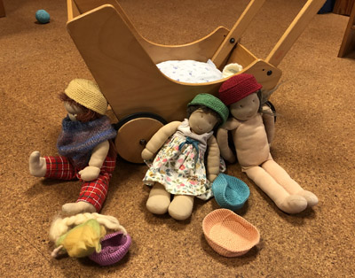 Puppen sitzen wartend auf dem Boden