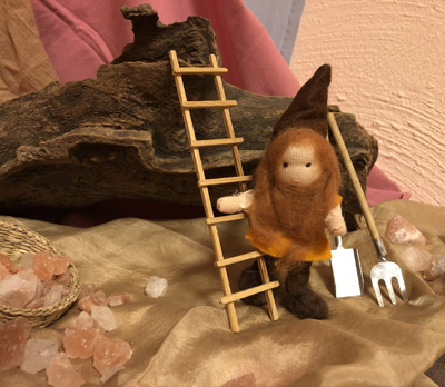 Ein Zwerg auf dem Jahreszeitentisch